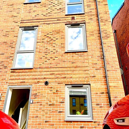 Apartament Modern Townhouse, Sleeps 4 With Parking Wakefield Zewnętrze zdjęcie