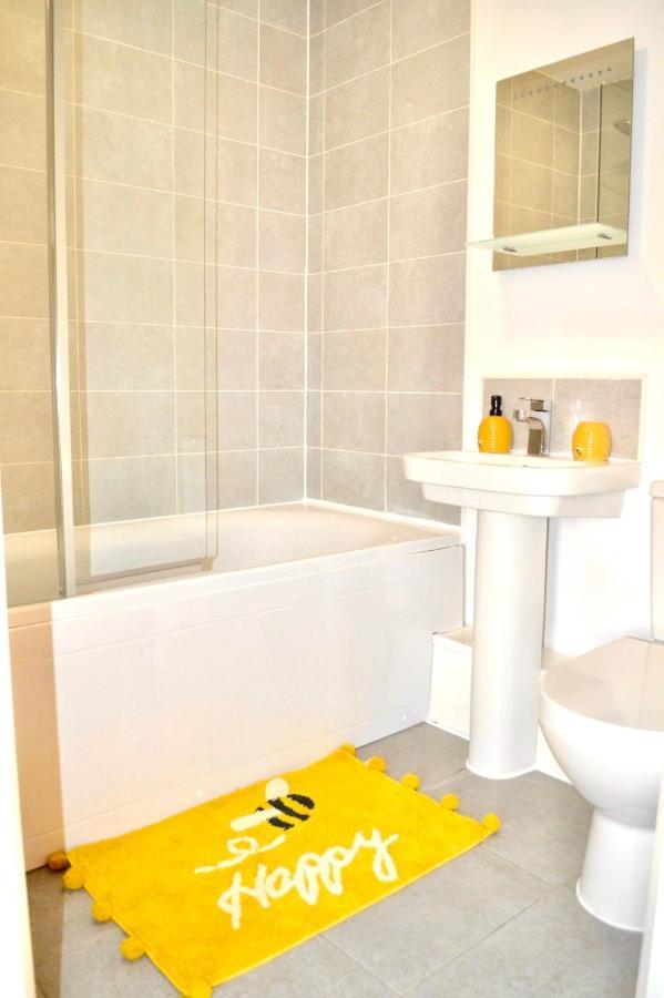 Apartament Modern Townhouse, Sleeps 4 With Parking Wakefield Zewnętrze zdjęcie
