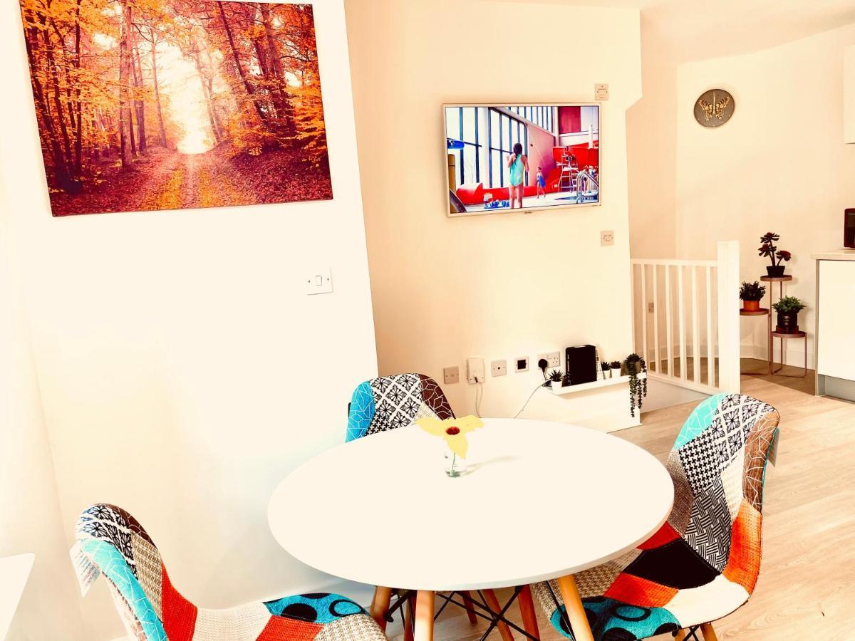 Apartament Modern Townhouse, Sleeps 4 With Parking Wakefield Zewnętrze zdjęcie